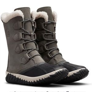 SOREL WOMEN'S OUT ‘N ABOUT PLUS TALL DUCK BOOTS - QUARRY/COAL